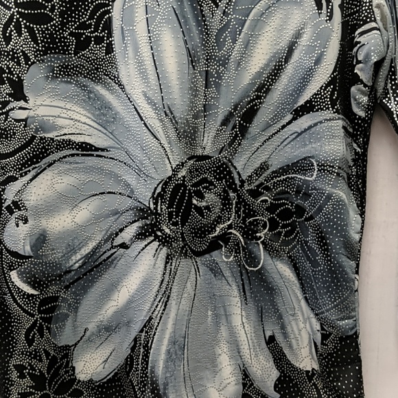 J. T. B Top Floral - Picture 5 of 6